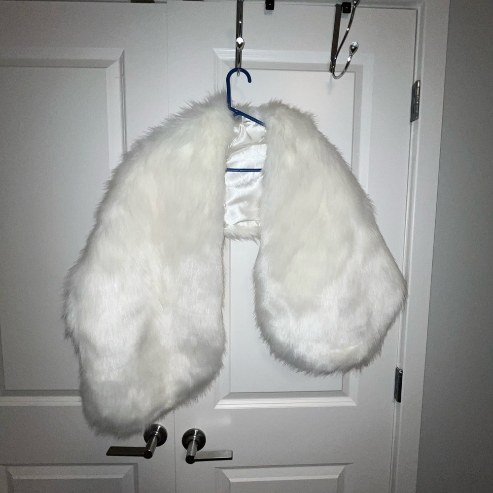 Brand new white fur shawl from lulus (OS)